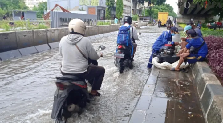 Luapan kali Ancol menyebabkan Jalan RE. Martadinata tergenang. (foto: poskota/ yono)