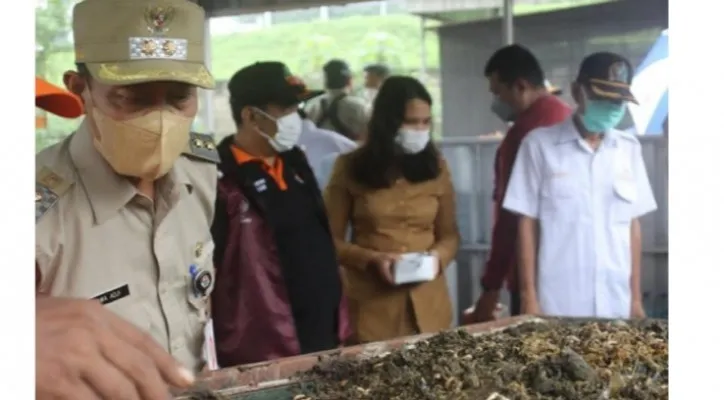 Wakil Walikota Jakarta Selatan Isnawa Adji pengolahan sampah menjadi pupuk kompos dan budaya maggot (Black Soldier Flies/BSF).(foto: adji)