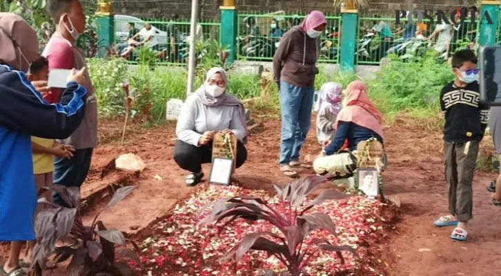 Penggemar Vanessa Angel, mendatangi makam.  (cr07)