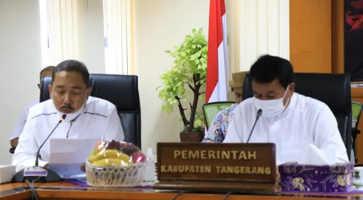 Kepala Dinas Pendidikan Kabupaten Tangerang, Saefullah saat mengikuti rapat bersama Sekretaris Daerah (Sekda) Kabupaten Tangerang, Moch Maesal Rasyid. (Foto/Humas Pemkab Tangerang/Ist)