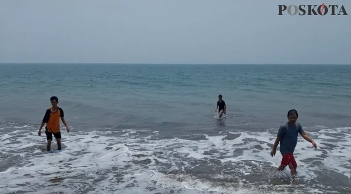 Lautan biru di Pantai Anyer yang membentang. (foto: poskota/agus johara)