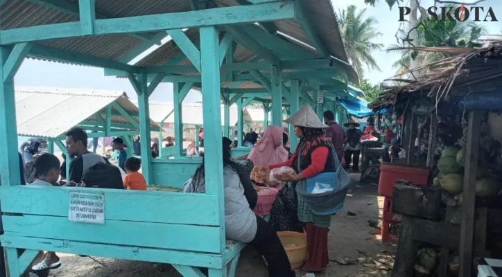 Saung yang disediakan di Pantai Sambolo Anyer. (foto: poskota/agus johara)