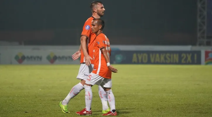 Marco Motta dan Riko Simanjuntak. (Foto: Persija Media)