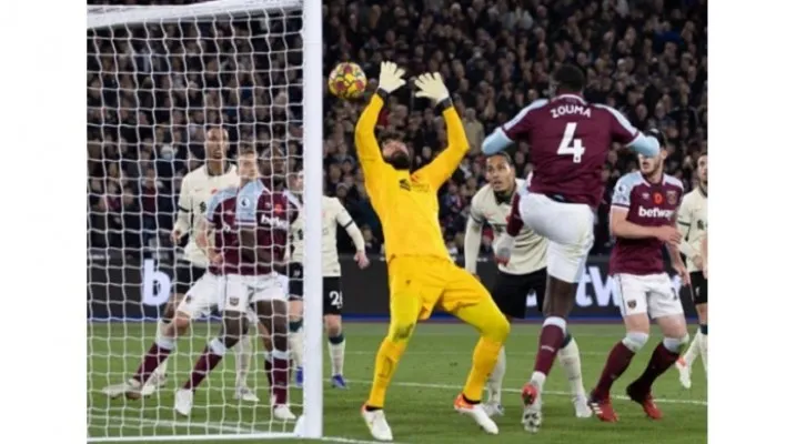 Tiga blunder kiper Alisson Becker menghasilkan banyak gol untuk The HammersKredit: RICHARD PELHAM / THESUN