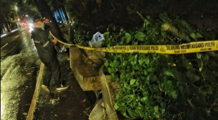 Petugas melakukan investigasi pada tembok beton yang rubuh, di Pejaten Barat, Jakarta Selatan, Minggu (07/11/2021). Dua PKL tertimpa, salah satunya meninggal. (foto/Ahmad Tri Hawaari)