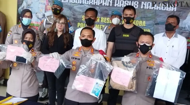 Polisi tunjukkan sejumlah barang bukti kasus pencurian dengan kekerasan yang menimpa anak perempuan berinisial VP (11) di Perumahan Aneka Elok, Penggilingan, Cakung, Jakarta Timur pada Senin (1/11/2021) siang (foto: poskota/ cr02)