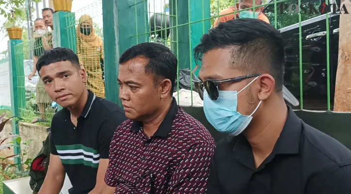 Fadli, Faisal dan Tom Liwafa setelah ziarah ke makam Vanessa dan Bibi. (foto: cr07)