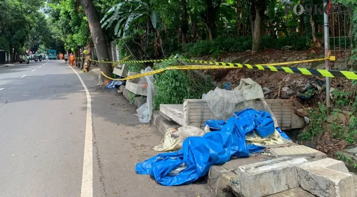 Suasana Pagar Yang runtuh di Jl. Pejaten Raya, Pasar Minggu, Jakarta Selatan dipasang Garis Polisi. (pkl-01)