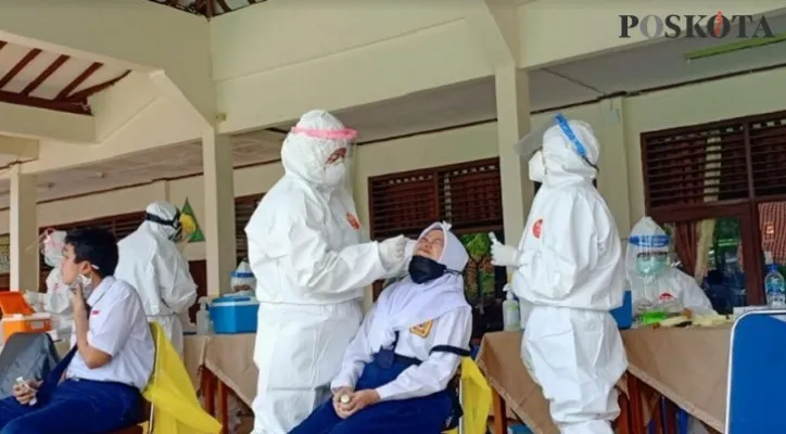 Tes swab pcr lanjutan kepada siswa siswi SMPN 2 Kota Depok diikuti oleh ratusan siswa, setelah bertambahnya suspect positif virus Corona. (foto: Angga) 