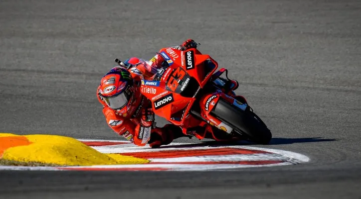 Pecco Bagnaia ketika memimpin tanpa perlawanan di GP Algarve di Portimao, Portugal. (Foto/MotoGP)