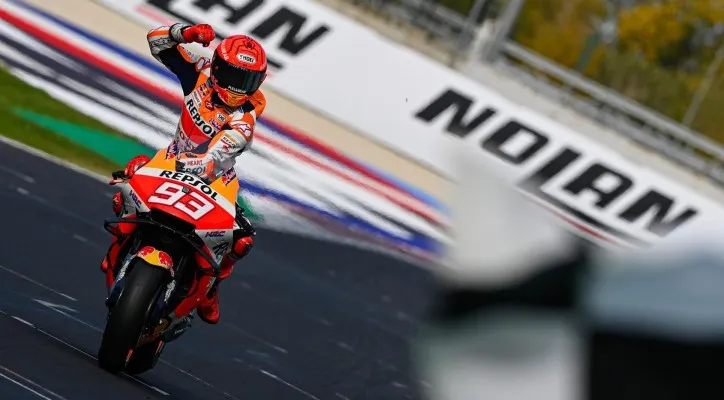 Marc Marquez saat selebrasi kemenangan kedua di Misano lalu sambil mengangkat tangan kanannya, menandakan semakin kuatnya dirinya. (Foto/MotoGP)