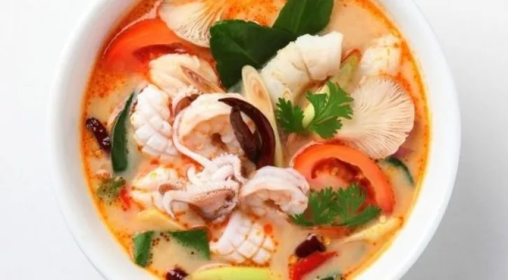 Bagi kamu yang suka jajan makanan ala-ala Thailand seperti Tom Yum, maka wajib tahu resepnya. Siapa tahu bisa bikin sendiri! (Foto/Pinterest/freepik.com)