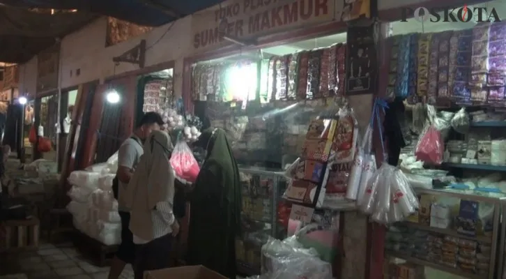 Suasana di Pasar Rangkasbitung saat harga minyak terus naik. (foto: poskota/ yusuf)