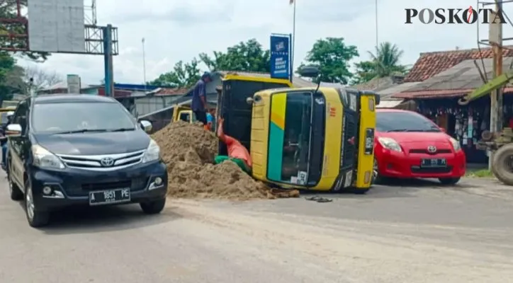 Truk pasir yang terguling di Jalan Soekarno Hatta. (Foto/Poskota.co.id/Yusuf)