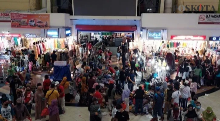 Suasana Pasar Tanah Abang. (Foto/Poskota.co.id/cr-05)