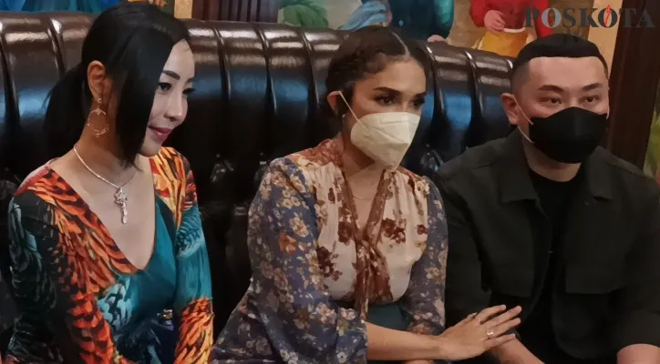 Airyn Tanu, Ussy Sulistiawaty dan Rio Motret gelar nikah gratis untuk warganet yang beruntung. (foto: poskota/ cr07)