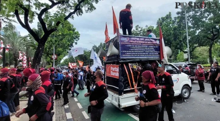 Aksi unjuk rasa aliansi buruh tuntut kenaikan UMP. (foto: poskota/cr05)