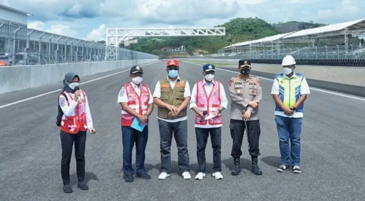 Menhub Budi Karya Sumadi saat memastikan kelancaran konektivitas antarmoda transportasi untuk mendukung event World Superbike. (foto: dok. Kemenhub)