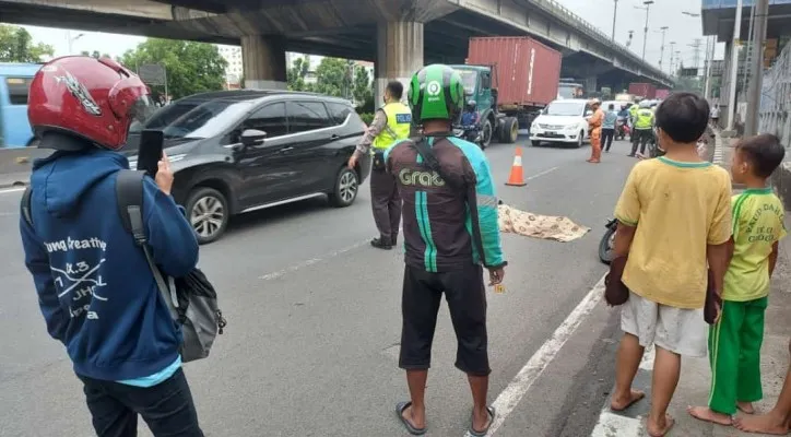 Pengendara motor tewas terlindas truk di Grogol, Jakarta Barat, Kamis (11/11/2021). (foto: ist)