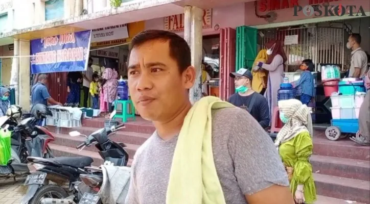 Udin, salah satu pedagang gorengan di Pasar Rangkasbitung. (foto: yusuf)