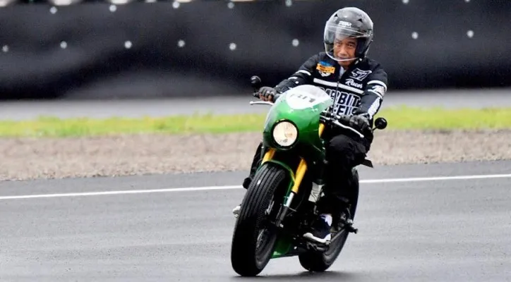 Potret Jokowi saat menjajal sirkuit Mandalika dengan motor custom bergaya 'Chopper Racer'. (Foto/Twitter/@Jokowi/by Agus Suparto)