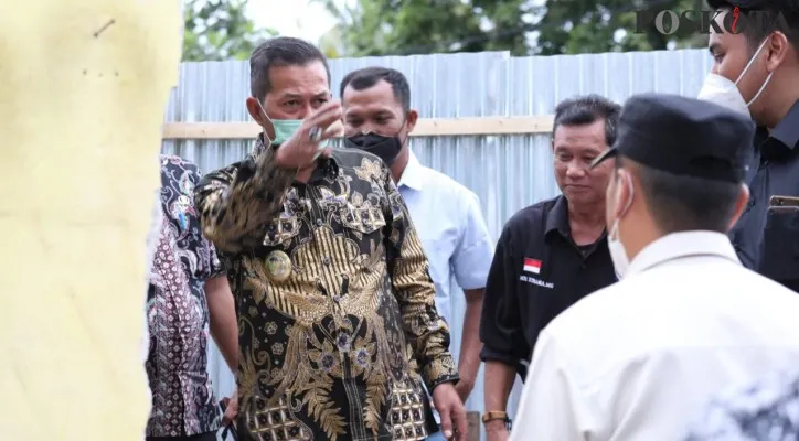 Walikota Serang Syafruddin melakukan survei ke lokasi pembangunan RTH Taman Sari. (Foto/Poskota.co.id/Luthfi)