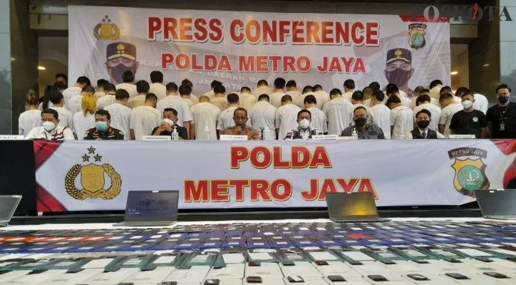 Sebanyak 48 WN Cina dan Taiwan dibekuk petugas Polda Metro Jaya dan Polisi Taiwan. Pelaku memeras korban dengan ancam foto bugil disebar ke media sosial. (Foto/Poskota.co.id/Adji)