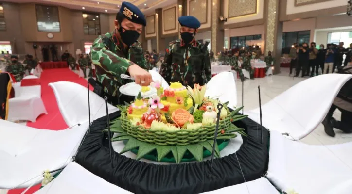 Kapolda Jawa Timur Irjen Nico Afinta dan Wakapolda Jawa Timur Brigjen Slamet Hadi Supraptoyo, memotong tumpeng HUT Brimob ke-76. (foto: ist)