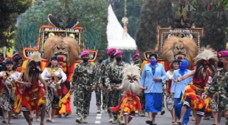  Diramaikan kesenian Reyog Ponorogo, Kasal Laksamana TNI Yudo Margono pimpin upacara HUT Marinir ke 76. (foto: rizal)