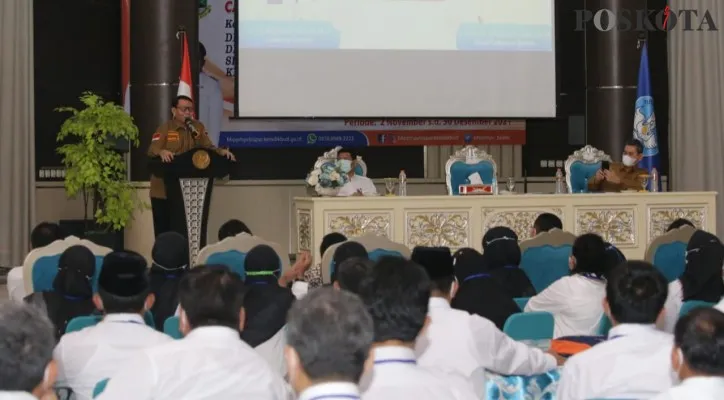 Gubernur WH saat memberikan pengarahan pada acara diklat calon pengawas sekolah (foto luthfi)