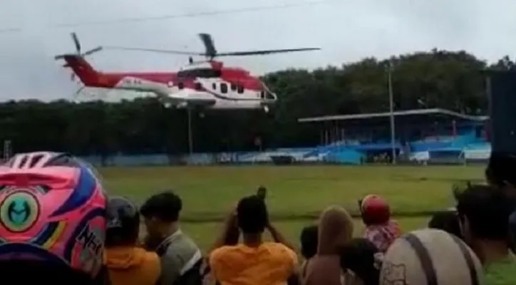 Persiapan kedatangan Presiden Jokowi, Warga Rangkasbitung menyaksikan helikopter landing di Stadion Uwes Qorny (ist)