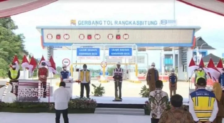 Presiden Jokowi saat peresmian jalan tol Serang-Panimbang, di Kecamatan Cibadak, Kabupaten Lebak, Selasa (16/11/2021).  (ist)