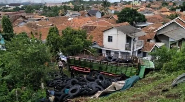 Kondisi truk yang nyaris menghantam rumah warga sebelum dievakuasi petugas. (ist)