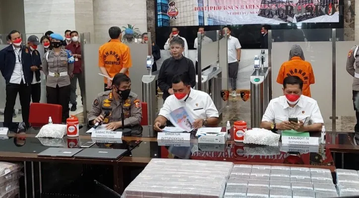 Bareskrim Polri Menggelar Jumpa Pers Pinjol Ilegal, sebanyak Rp 217 Milliar  Disita Polisi. (adji)