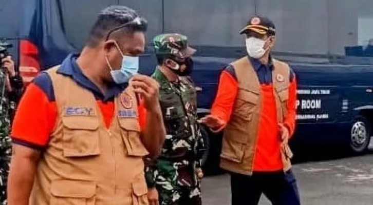 Mayjen TNI Suharyanto (tengah) saat berjalan bersama Letjen TNI (Purn) Dr (HC) Doni Monardo dan Egy Massadiah, di Malang, Jawa Timur, 3 Desember 2020. (foto: ist)