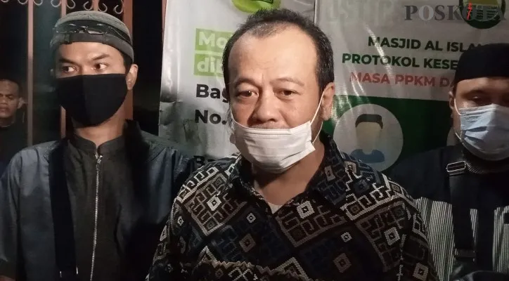 Ismar Syafruddin (Baju Batik) kuasa hukum ketiga tersangka kasus terduga Teroris saat ditemui wartawan di Yayasan Al Islam, Jalan Kampung Sawah, Jatimelati, Pondok Melati, Bekasi, Selasa (16/11/2021) malam. (foto: poskota/ ihsan Fahmi)