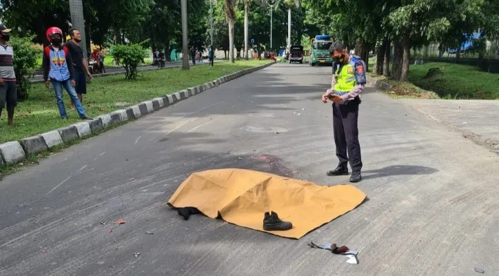 Petugas Unit Laka Lantas Polres Cilegon tengah mengamankan lokasi kecelakaan. (foto: ist)