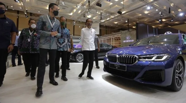 Presiden Jokowi mengunjungi Pameran GIIAS 2021 dan mampir ke Booth BMW. (foto: bmw)