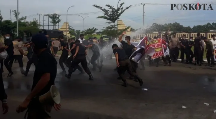 Suasana simulasi aksi unjukrasa menolak hasil pilkades yang berujung anarkis sejumlah provokator pun diamankan. (foto: poskota/ haryono)