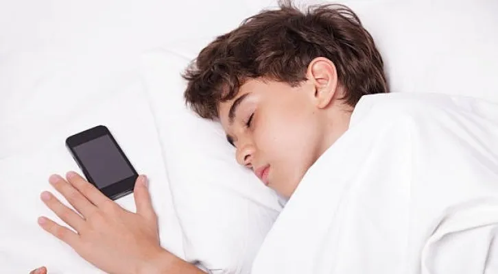 Ilustrasi Tidur dengan HP di Samping Kepala (Foto: iStock)