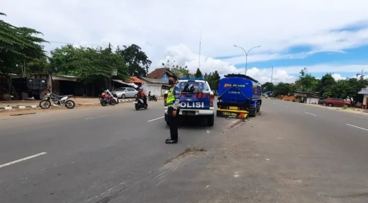 Personel Unit Lakalantas saat melakukan olah TKP kecelakan motor dengan truk tangki. (foto: ist)