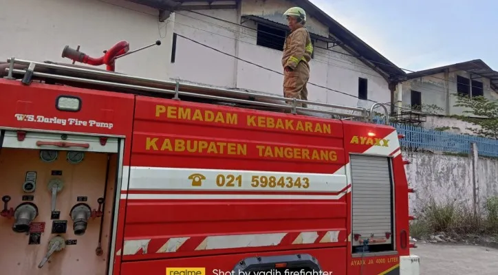 Petugas BPBD Kabupaten Tangerang sedang memadamkan api pada kebakaran pabrik bihun di kawasan Pergudangan Dadap, Kecamatan Kosambi. (Foto/BPBD Kabupaten Tangerang)