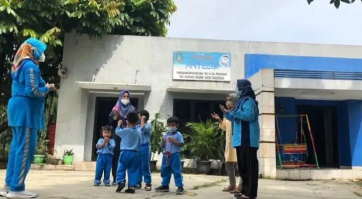 Siswa terlantar karena penutupan sekolah PAUD oleh oknum RW, terkait upeti. (foto: Iqbal)