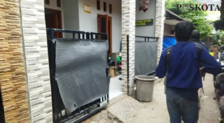  Rumah pelapor yang sebelumnya sempat diramaikan oleh sekumpulan massa (cr02) 