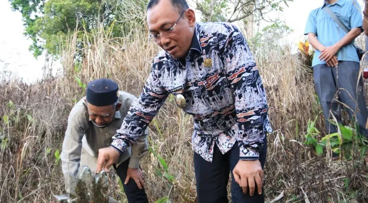 Wali Kota Cilegon Helldy Agustian beserta jajarannya menyempatkan diri untuk mengunjungi makam KH. Arsyad Thawil, KH. Asnawi dan KH. Djaafar. (ist)