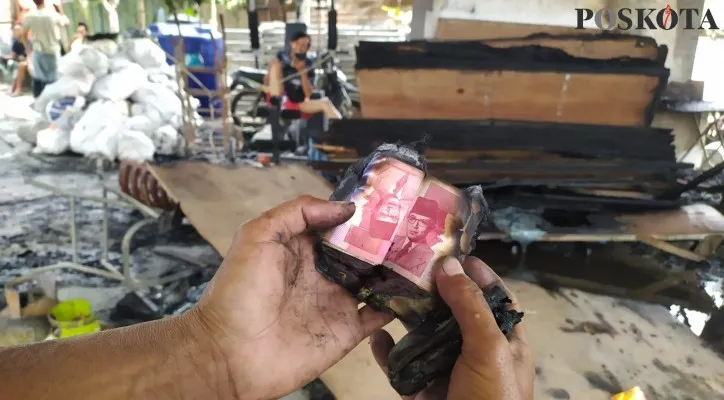 Wafik (55), pekerja bangunan di Cengkareng, Jakarta Barat, saat memperlihatkan uang miliknya ludes terbakar. (foto: ist)