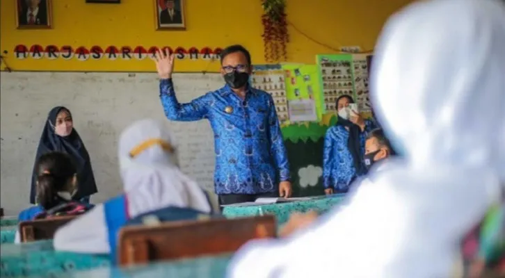 Wali Kota Bogor Bima Arya menghentikan PTM di  SDN Sukadamai 2 Kota Bogor. (foto: Wali Kota Bima Aruya)Kotak Masuk