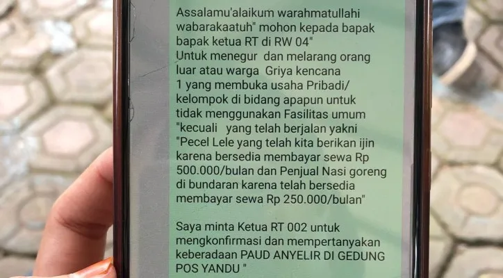 Tangkapan layar percakapan soal pemberian izin pedagang setelah bersedia membayar Rp250 ribu-Rp500 ribu. (foto: ist)