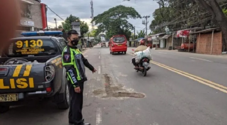 Petugas Unit Laka Lantas menunjukkan lokasi terjadinya kecelakaan yang mengakibatkan 2 orang pengendara meninggal dunia. (ist)