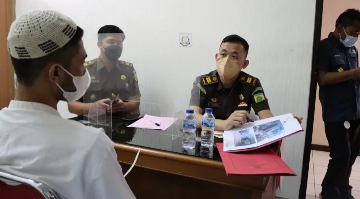 Jaksa sedang memeriksa berkas limpahan Polres Metro Depok terkait kasus meninggalnya seorang anggota TNI dan sipil. (ist)